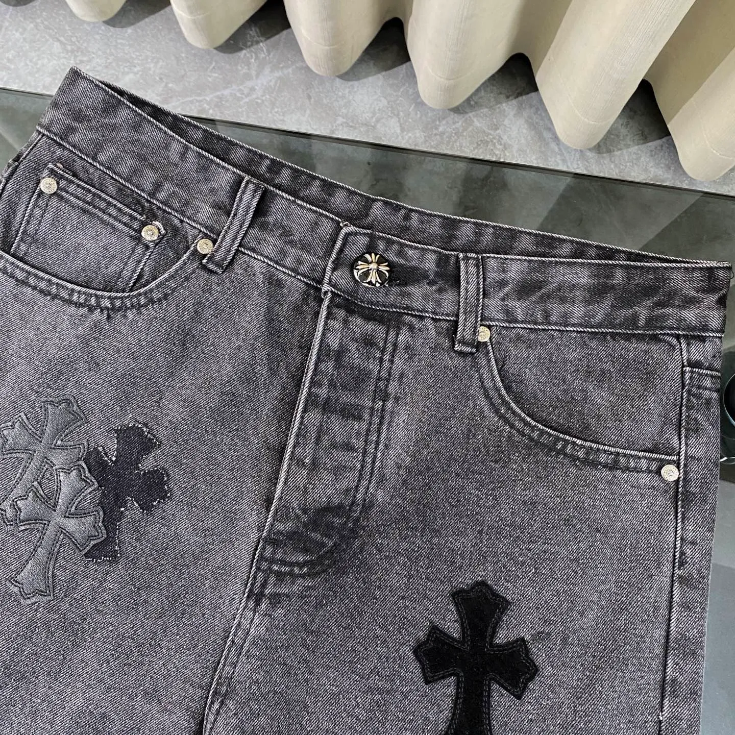 P310 CH Chromehearts black cross-stitched leather black and gray heavy-duty cow king jeans. The cabinet price is 34W level. The patchwork cross pattern is embellished and the jeans are washed! ! An absolutely high-end luxury product, a 1.9W-level god-level single product, a super popular product, made by top heavy industry, a magic weapon that cannot be missed! [About Zangyin] This is an extremely luxurious fashion brand that can also be called the aristocracy of the high street. It has always been an exclusive brand for some hipsters or rich second generations. Compared with ordinary high streets, it is more luxurious and noble. Compared with luxury brands, it is more fashionable and individual. It has always been a brand that I have a special liking for. [Top heavy industry fashion design] Consistently high-street luxury style. Speaking of this style, the Zangyin family and GU family are definitely the leading representative brands. Especially the Zangyin family has really achieved a state-of-the-art effect in creating high-street style. The unique washed material is used to create this style. The color system is already quite eye-catching. After it is decorated with patchwork cross flowers, it cleverly highlights the charm of the brand. Secondly, this style uses classic The high-waist cutting design highlights the long legs and fashionable temperament of the upper body. The brand is highly recognizable and the slim fit configuration is more suitable for daily wear. It is a product that interprets personality, fashion, and specifications at a glance. This single product is enough to make any fan excited. It can be a white T-shirt for a youthful college style, or a tight suspender for a royal style. It has strong matching ability and can be easily controlled by men.  [Materials and craftsmanship] Needless to say, this point goes without saying. As an excellent craftsman brand, Zangyin’s requirements for details and craftsmanship are really perfect. The washed color of this model has gone through so many processes, not to mention the embellishment of denim appliques. It is also purely hand-made and sewn. Just like what they believe in, only hand-made things have soul and have the meaning of wear. A top-notch heavy-duty fashionable denim item, I look forward to your perfect interpretation! !  Color: black gray Size: 28-36
